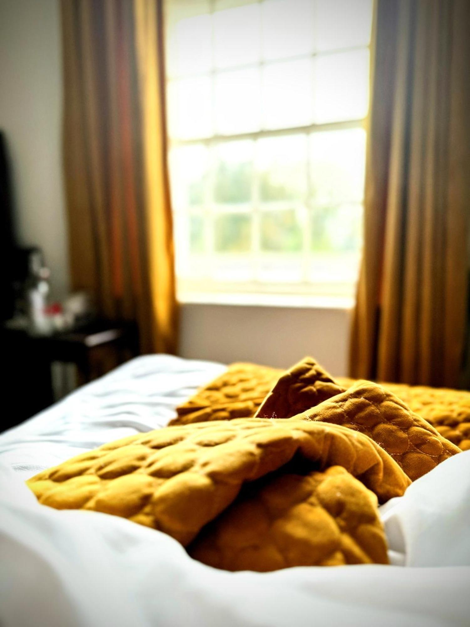 Clone Country House Aughrim Exterior photo A bed with a duvet