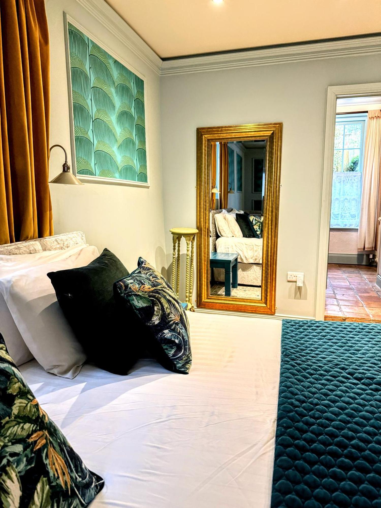 Clone Country House Aughrim Exterior photo A mirror in a bedroom