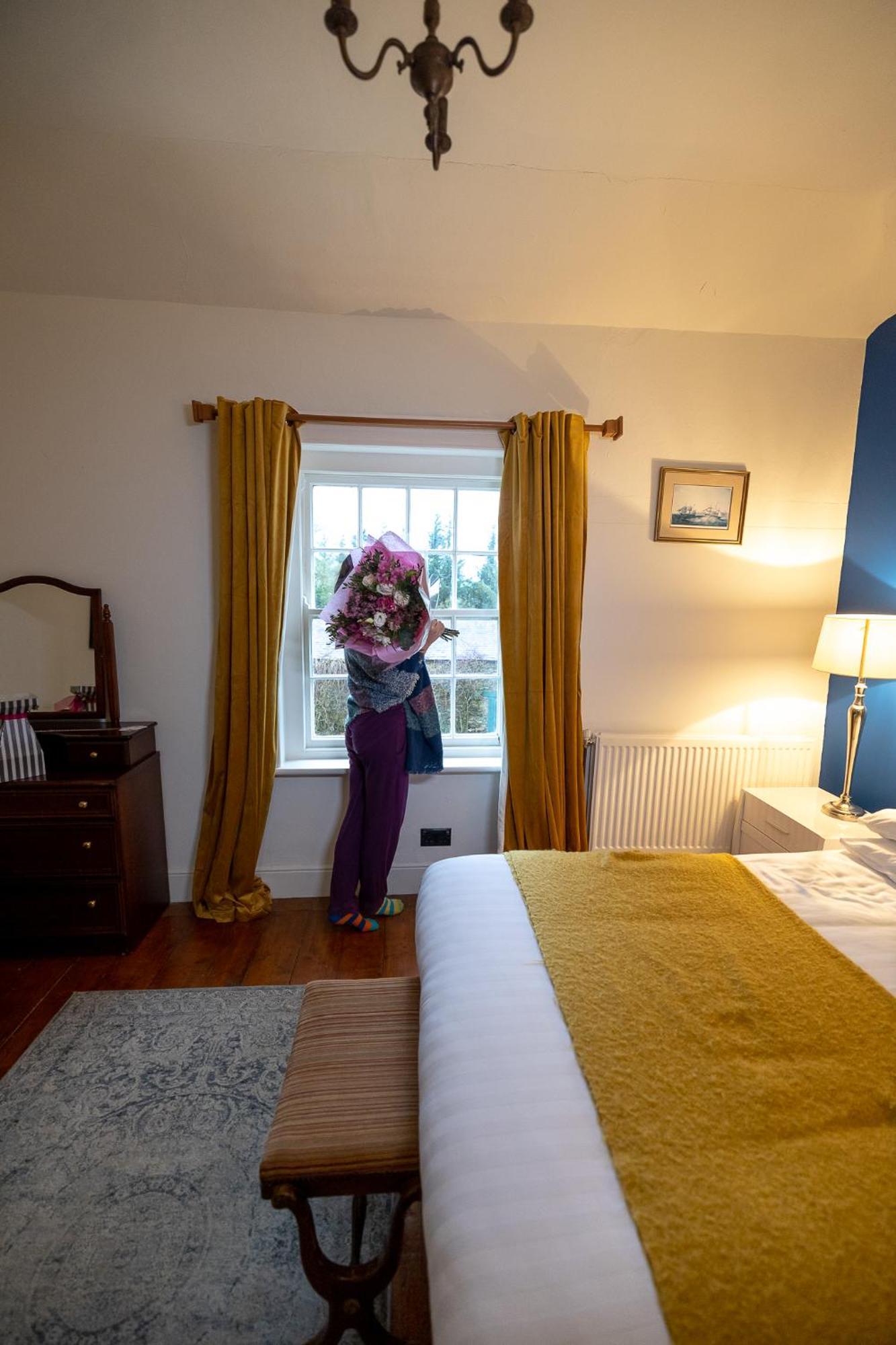 Clone Country House Aughrim Exterior photo A woman with a bouquet of flowers