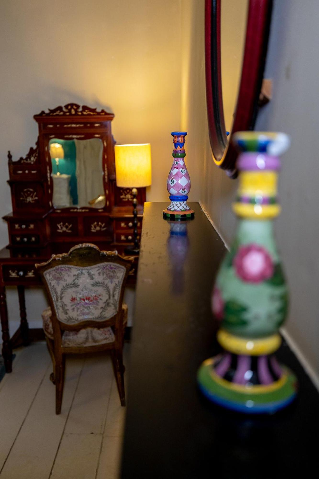 Clone Country House Aughrim Exterior photo A dressing table in a bedroom